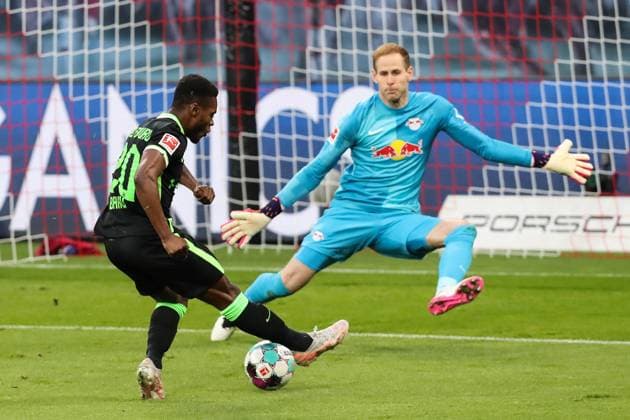 Ridle Baku VfL Wolfsburg,20 against goalkeeper Peter Gulacsi RB Leipzig,1 1 Football Bundesliga season 2020 2021 point match RB Leipzig vs VfL Wolfsburg at Red Bull Arena in Leipzig action,football,Germany,man,men,16 05 2021