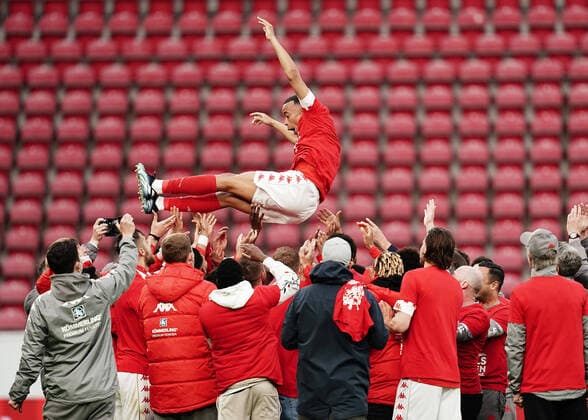 1. FSV Mainz 05 - Borussia Dortmund Robin Quaison (Mainz) auf den Schultern seiner Mannschaft Mainz, 16.05.2021, Fussball, Bundesliga, 1. FSV Mainz 05 - Borussia Dortmund Mainz *** 1 FSV Mainz 05 Borussia Dortmund Robin Quaison Mainz on the shoulders of his team Mainz, 16 05 2021, football, Bundesliga, 1 FSV Mainz 05 Borussia Dortmund Mainz Poolfoto Wagner Witters Pool Witters ,EDITORIAL USE ONLY