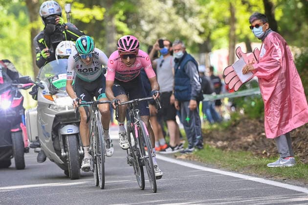 Bilder des Jahres 2021, Sport 05 Mai Sport Themen der Woche KW20 Photo Fabio Ferrari LaPresse May 19, 2021 Italy Cycling Giro d Italia 2021 - 104th edition - Stage 11 - from Perugia to Montalcino In the pic: -BERNAL GOMEZ Egan Arley (COL) (INEOS GRENADIERS) BUCHMANN Emanuel (GER) (BORA - HANSGROHE)  Copyright: xFabioxFerrari LaPressex