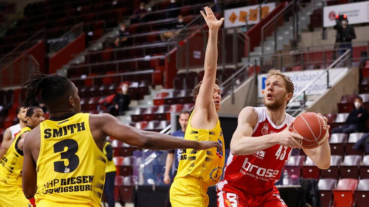 19 05 2021, Basketball, BBL 2020 2021, Quarterfinals, 1 Matchday, MHP RIESEN Ludwigsburg Brose Bamberg, GER, Ludwigsburg, MHPArena Picture from left Jaleen Smith MHP RIESEN , Jordan Hulls MHP RIESEN and Christian Sengfelder Brose Bamberg Copyright: HMBxMedia xHeikoxBecker