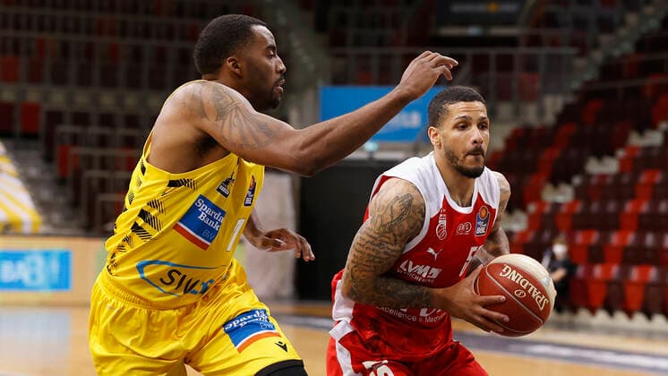 19 05 2021, Basketball, BBL 2020 2021, Quarterfinals, 1 Matchday, MHP RIESEN Ludwigsburg Brose Bamberg, GER, Ludwigsburg, MHPArena Picture from left Tremmell Darden MHP RIESEN and Tyler Larson Brose Bamberg Copyright: HMBxMedia xHeikoxBecker