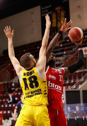 19 05 2021, Basketball, BBL 2020 2021, Quarterfinals, 1 Matchday, MHP RIESEN Ludwigsburg Brose Bamberg, GER, Ludwigsburg, MHPArena Picture from left Jonas Wohlfarth Bottermann MHP RIESEN and Shevon Thompson Brose Bamberg Copyright: HMBxMedia xHeikoxBecker