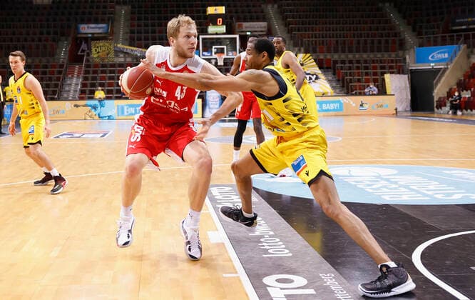 19 05 2021, Basketball, BBL 2020 2021, Quarterfinals, 1 Matchday, MHP RIESEN Ludwigsburg Brose Bamberg, GER, Ludwigsburg, MHPArena Picture from left Christian Sengfelder Brose Bamberg and Tremmell Darden MHP RIESEN Copyright: HMBxMedia xHeikoxBecker