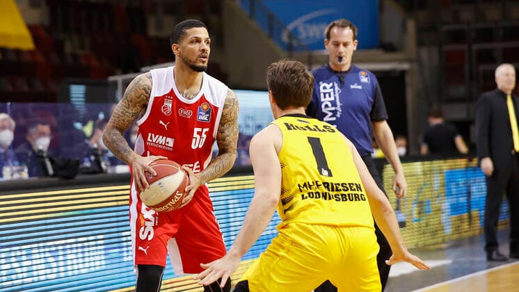 19 05 2021, Basketball, BBL 2020 2021, Quarterfinals, 1 Matchday, MHP RIESEN Ludwigsburg Brose Bamberg, GER, Ludwigsburg, MHPArena Picture from left Tyler Larson Brose Bamberg and Jordan Hulls MHP RIESEN Copyright: HMBxMedia xHeikoxBecker