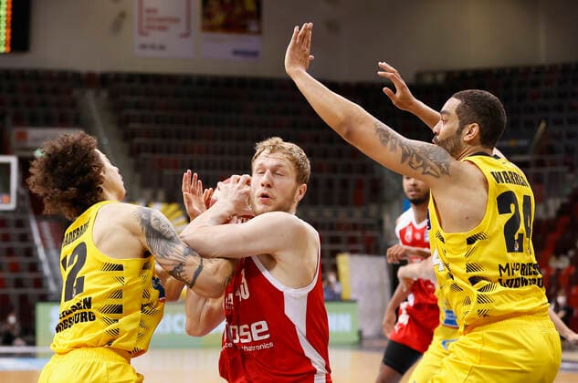 19 05 2021, Basketball, BBL 2020 2021, Quarterfinals, 1 Matchday, MHP RIESEN Ludwigsburg Brose Bamberg, GER, Ludwigsburg, MHPArena Picture from left Jonah Radebaugh MHP RIESEN , Christian Sengfelder Brose Bamberg and Andrew Warren MHP RIESEN Copyright: HMBxMedia xHeikoxBecker
