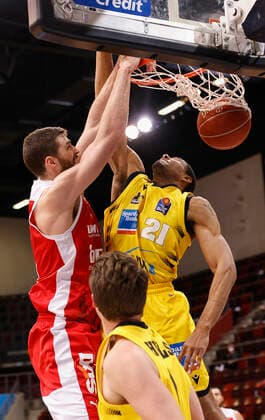 19 05 2021, Basketball, BBL 2020 2021, Quarterfinals, 1 Matchday, MHP RIESEN Ludwigsburg Brose Bamberg, GER, Ludwigsburg, MHPArena Picture from left David Kravish Brose Bamberg and Tremmell Darden MHP RIESEN Copyright: HMBxMedia xHeikoxBecker