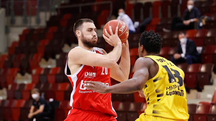 19 05 2021, Basketball, BBL 2020 2021, Quarterfinals, 1 Matchday, MHP RIESEN Ludwigsburg Brose Bamberg, GER, Ludwigsburg, MHPArena Picture from left Chase Fieler Brose Bamberg and Yorman Polas Bartolo MHP RIESEN Copyright: HMBxMedia xHeikoxBecker