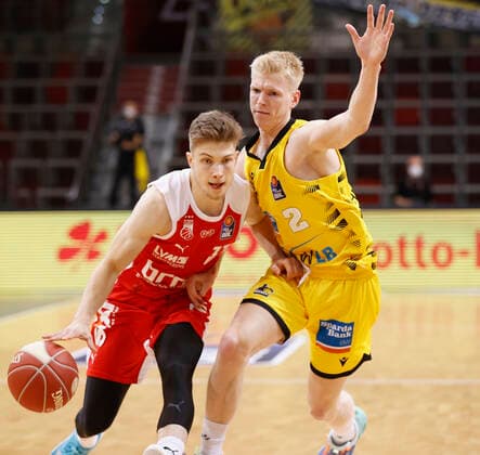 19 05 2021, Basketball, BBL 2020 2021, Quarterfinals, 1 Matchday, MHP RIESEN Ludwigsburg Brose Bamberg, GER, Ludwigsburg, MHPArena Picture from left Bennet Hundt Brose Bamberg and Jacob Patrick MHP RIESEN Copyright: HMBxMedia xHeikoxBecker