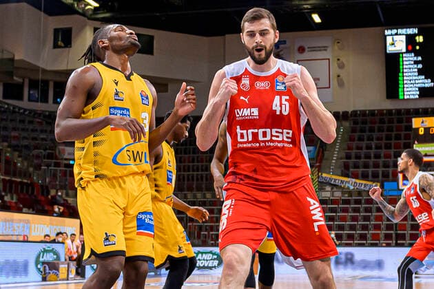 Ludwigsburg, Germany 19 May 2021 BBL 20 21 playoffs quarterfinals MHP Riesen Ludwigsburg vs Brose Bamberg v li Jaleen Smith Ludwigsburg , David Kravish Bamberg Ludwigsburg MHP Arena Baden Württemberg Germany