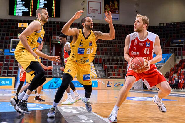 Ludwigsburg, Germany 19 May 2021 BBL 20 21 Playoffs Quarterfinals MHP Riesen Ludwigsburg vs Brose Bamberg v li Jonas Wohlfarth Bottermann Ludwigsburg , Andrew Warren Ludwigsburg , Christian Sengfelder Bamberg Ludwigsburg MHP Arena Baden Württemberg Germany