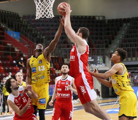 V li Yorman Polas Bartolo Riesen , David Kravish Bamberg , Oscar Da Silva Riesen MHP Riesen Ludwigsburg vs Brose Bamberg Basketball Bundesliga 2020 2021 Playoff Quarterfinals Game 1 Ludwigsburg , GER, 19 05 2021,