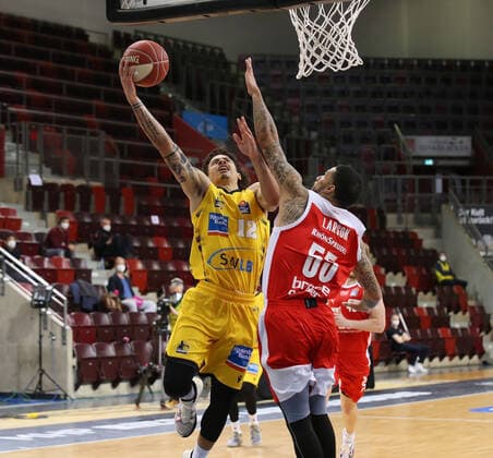 V li Jonah Radebaugh Riesen , Tyler Larson Bamberg MHP Riesen Ludwigsburg vs Brose Bamberg Basketball Bundesliga 2020 2021 Playoff Quarterfinals Game 1 Ludwigsburg , GER, 19 05 2021,