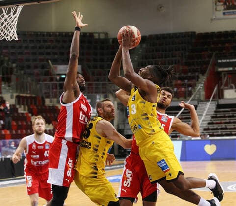 V li Tyler Larson Bamberg , Jaleen Smith Riesen MHP Riesen Ludwigsburg vs Brose Bamberg Basketball Bundesliga 2020 2021 Playoff Quarterfinals Game 1 Ludwigsburg , GER, 19 05 2021,