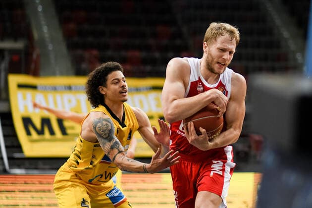 Christian Sengfelder Brose Bamberg in a duel with Jonah Radebaugh MHP Riesen Ludwigsburg , GER, MHP Riesen Ludwigsburg vs Brose Bamberg, 19 05 2021, Play Off Quarterfinal Game 1, easycredit Basketball Bundesliga, Season 2020 2021 GER, MHP Riesen Ludwigsburg vs Brose Bamberg, 19 05 2021, Play Off Quarterfinal Game 1, easycredit Basketball Bundesliga, Season 2020 2021 Ludwigsburg Copyright: xEibnerxPressefoto MichaelxMemmlerx EP_MMR