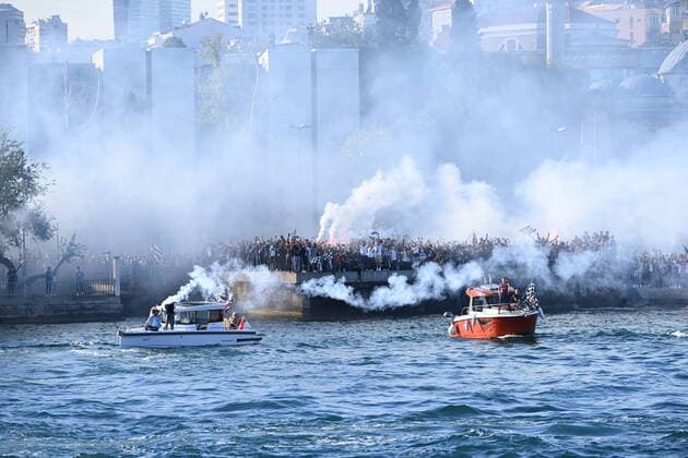 Bilder des Jahres 2021, Sport 05 Mai Sport Themen der Woche KW20 Sport Bilder des Tages 2020-2021 Turkish Super League Champion Besiktas FC celebrated its championship with the fans outside of the Vodafone Park stadium , Istanbul , Turkey on May 19 , 2021. Pictured: Besiktas s fans 