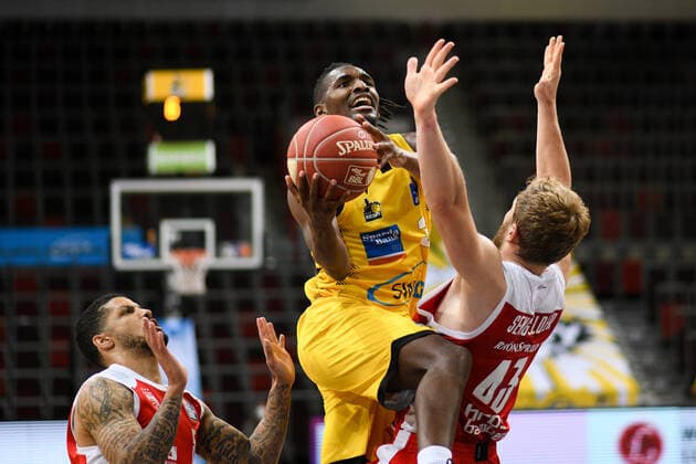 Jaleen Smith MHP Riesen Ludwigsburg at the basket against Christian Sengfelder Brose Bamberg , GER, MHP Riesen Ludwigsburg vs Brose Bamberg, 19 05 2021, Play Off Quarterfinal Game 1, easycredit Basketball Bundesliga, Season 2020 2021 GER, MHP Riesen Ludwigsburg vs Brose Bamberg, 19 05 2021, Play Off Quarterfinal Game 1, easycredit Basketball Bundesliga, Season 2020 2021 Ludwigsburg Copyright: xEibnerxPressefoto MichaelxMemmlerx EP_MMR