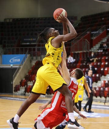 Ludwigsburg , Basketball easyCredit BBL Bundesliga ,Quarterfinal Game 1 , MHP RIESEN Ludwigsburg vs Brose Bamberg , from top Jaleen Smith Giants Chase Fieler Bamberg ,