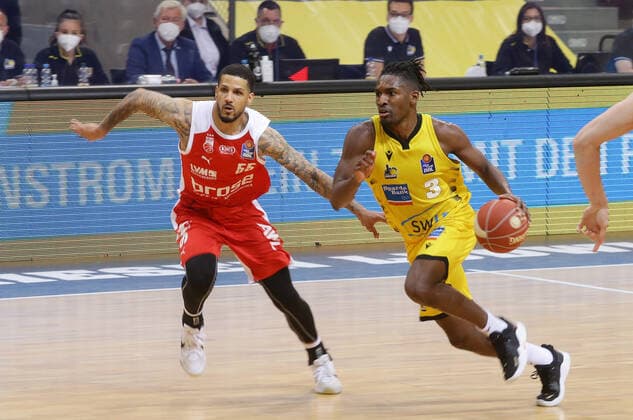 Ludwigsburg , Basketball easyCredit BBL Bundesliga ,Quarterfinal Game 1 , MHP RIESEN Ludwigsburg vs Brose Bamberg , from left Tyler Larson Bamberg Jaleen Smith Riesen