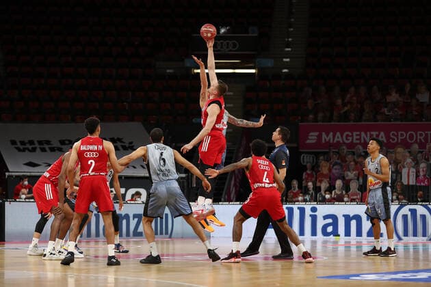Tip Off of the match GER, FC Bayern Basketball vs Hakro Merlins Crailsheim, Basketball, 1 Bundesliga, Playoffs 2020 2021, Quarterfinals Game 1, 19 05 2021, GER, FC Bayern Basketball vs Hakro Merlins Crailsheim, Basketball, 1 Bundesliga, Playoffs 2020 2021, Quarterfinals Game 1, 19 05 2021, Muenchen Copyright: xEIBNER MarcelxEngelbrechtx EP_EER