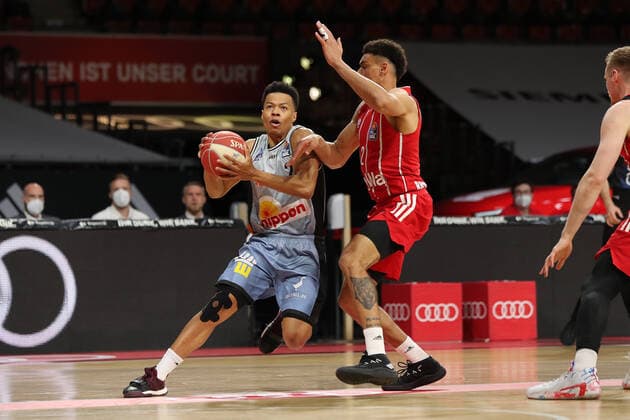 Duel between Trae Bell Haynes Crailsheim and Wade Baldwin IV Muenchen GER, FC Bayern Basketball vs Hakro Merlins Crailsheim, Basketball, 1 Bundesliga, Playoffs 2020 2021, Quarterfinals Game 1, 19 05 2021, GER, FC Bayern Basketball vs Hakro Merlins Crailsheim, Basketball, 1 Bundesliga, Playoffs 2020 2021, Quarterfinals Game 1, 19 05 2021, Muenchen Copyright: xEIBNER MarcelxEngelbrechtx EP_EER