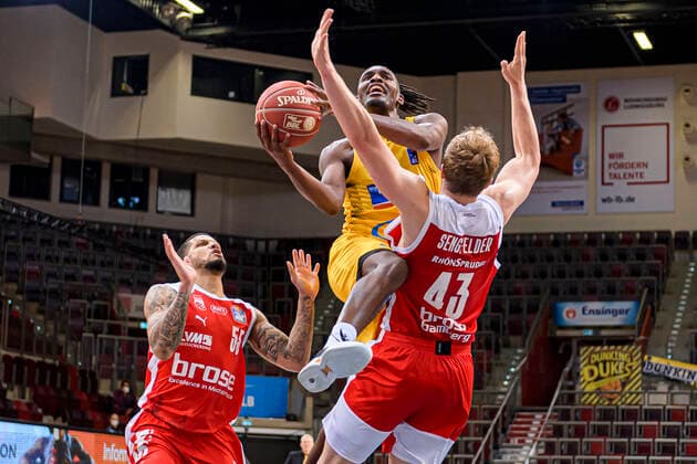 Ludwigsburg, Germany 19 May 2021 BBL 20 21 Playoffs Quarterfinals MHP Riesen Ludwigsburg vs Brose Bamberg v li Tyler Larson Bamberg , Jaleen Smith Ludwigsburg , Christian Sengfelder Bamberg Ludwigsburg MHP Arena Baden Württemberg Germany