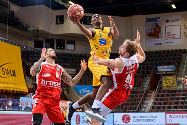 Ludwigsburg, Germany 19 May 2021 BBL 20 21 Playoffs Quarterfinals MHP Riesen Ludwigsburg vs Brose Bamberg v li Tyler Larson Bamberg , Jaleen Smith Ludwigsburg , Christian Sengfelder Bamberg Ludwigsburg MHP Arena Baden Württemberg Germany