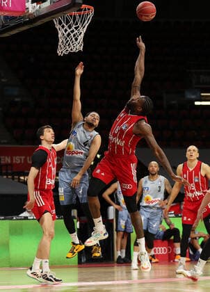 Jalen Reynolds Muenchen tries to block Nimrod Hilliard Crailsheim GER, FC Bayern Basketball vs Hakro Merlins Crailsheim, Basketball, 1 Bundesliga, Playoffs 2020 2021, Quarterfinals Game 1, 19 05 2021, GER, FC Bayern Basketball vs Hakro Merlins Crailsheim, Basketball, 1 Bundesliga, Playoffs 2020 2021, Quarterfinals Game 1, 19 05 2021, Muenchen Copyright: xEIBNER MarcelxEngelbrechtx EP_EER