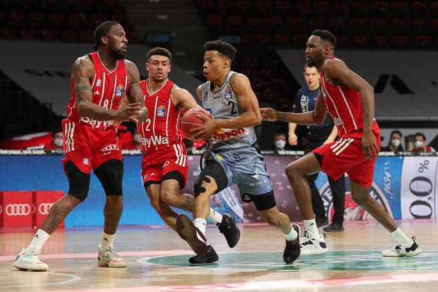 Jalen Reynolds Muenchen tries to block Trae Bell Haynes Crailsheim GER, FC Bayern Basketball vs Hakro Merlins Crailsheim, Basketball, 1 Bundesliga, Playoffs 2020 2021, Quarterfinals Game 1, 19 05 2021, GER, FC Bayern Basketball vs Hakro Merlins Crailsheim, Basketball, 1 Bundesliga, Playoffs 2020 2021, Quarterfinals Game 1, 19 05 2021, Muenchen Copyright: xEIBNER MarcelxEngelbrechtx EP_EER