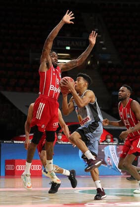 Jalen Reynolds Muenchen tries to block Trae Bell Haynes Crailsheim GER, FC Bayern Basketball vs Hakro Merlins Crailsheim, Basketball, 1 Bundesliga, Playoffs 2020 2021, Quarterfinals Game 1, 19 05 2021, GER, FC Bayern Basketball vs Hakro Merlins Crailsheim, Basketball, 1 Bundesliga, Playoffs 2020 2021, Quarterfinals Game 1, 19 05 2021, Muenchen Copyright: xEIBNER MarcelxEngelbrechtx EP_EER