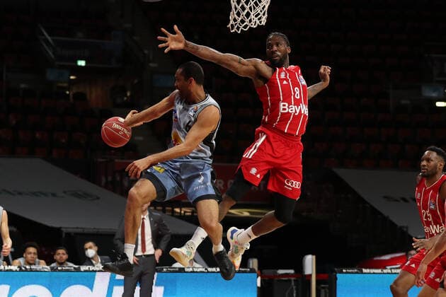 Jalen Reynolds Muenchen tries to block Elias Lasisi Crailsheim GER, FC Bayern Basketball vs Hakro Merlins Crailsheim, Basketball, 1 Bundesliga, Playoffs 2020 2021, Quarterfinals Game 1, 19 05 2021, GER, FC Bayern Basketball vs Hakro Merlins Crailsheim, Basketball, 1 Bundesliga, Playoffs 2020 2021, Quarterfinals Game 1, 19 05 2021, Muenchen Copyright: xEIBNER MarcelxEngelbrechtx EP_EER