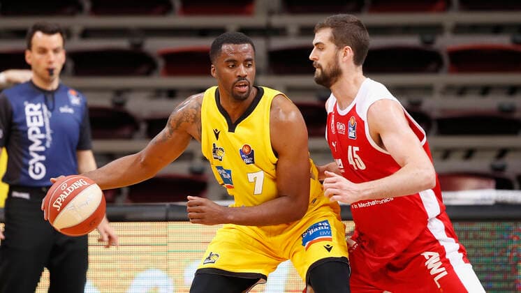 19 05 2021, Basketball, BBL 2020 2021, Quarterfinals, 1 Matchday, MHP RIESEN Ludwigsburg Brose Bamberg, GER, Ludwigsburg, MHPArena Picture from left Jamel McLean MHP RIESEN and David Kravish Brose Bamberg Copyright: HMBxMedia xHeikoxBecker