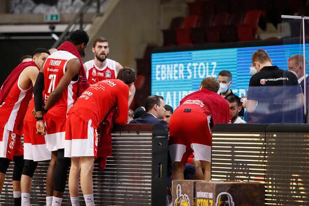 19 05 2021, Basketball, BBL 2020 2021, Quarterfinals, 1 Matchday, MHP RIESEN Ludwigsburg Brose Bamberg, GER, Ludwigsburg, MHPArena Picture v li Time out with Head Coach Johan Roijakkers Brose Bamberg Copyright: HMBxMedia xHeikoxBecker