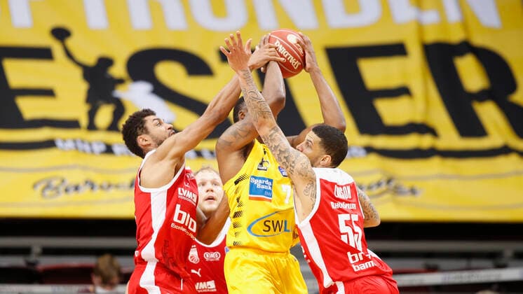 19 05 2021, Basketball, BBL 2020 2021, Quarterfinals, 1 Matchday, MHP RIESEN Ludwigsburg Brose Bamberg, GER, Ludwigsburg, MHPArena Picture from left Kenneth Ogbe Brose Bamberg , Jamel McLean MHP RIESEN and Tyler Larson Brose Bamberg Copyright: HMBxMedia xHeikoxBecker