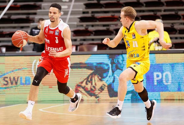19 05 2021, Basketball, BBL 2020 2021, Quarterfinals, 1 Matchday, MHP RIESEN Ludwigsburg Brose Bamberg, GER, Ludwigsburg, MHPArena Picture from left Dominic Lockhart Brose Bamberg and Lukas Herzog MHP RIESEN Copyright: HMBxMedia xHeikoxBecker