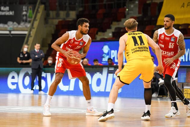 Kenneth Ogbe Brose Bamberg in a duel with Lukas Herzog MHP Riesen Ludwigsburg , GER, MHP Riesen Ludwigsburg vs Brose Bamberg, 19 05 2021, Play Off Quarterfinal Game 1, easycredit Basketball Bundesliga, Season 2020 2021 GER, MHP Riesen Ludwigsburg vs Brose Bamberg, 19 05 2021, Play Off Quarterfinal Game 1, easycredit Basketball Bundesliga, Season 2020 2021 Ludwigsburg Copyright: xEibnerxPressefoto MichaelxMemmlerx EP_MMR