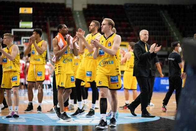 Lukas Herzog MHP Riesen Ludwigsburg , Jonas Wohlfarth Bottermann MHP Riesen Ludwigsburg , Tremmell Darden MHP Riesen Ludwigsburg , John Patrick MHP Riesen Ludwigsburg and team celebrate victory, GER, MHP Riesen Ludwigsburg vs Brose Bamberg, 19 05 2021, Play Off Quarterfinal Game 1, easycredit Basketball Bundesliga, Season 2020 2021 GER, MHP Riesen Ludwigsburg vs Brose Bamberg, 19 05 2021, Play Off Quarterfinal Game 1, easycredit Basketball Bundesliga, Season 2020 2021 Ludwigsburg Copyright: xEibnerxPressefoto MichaelxMemmlerx EP_MMR