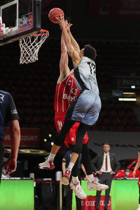 Leon Radosevic Munich tries to block Jamuni McNeace Crailsheim GER, FC Bayern Basketball vs Hakro Merlins Crailsheim, Basketball, 1 Bundesliga, Playoffs 2020 2021, Quarterfinals Game 1, 19 05 2021, GER, FC Bayern Basketball vs Hakro Merlins Crailsheim, Basketball, 1 Bundesliga, Playoffs 2020 2021, Quarterfinals Game 1, 19 05 2021, Munich Copyright: xEIBNER MarcelxEngelbrechtx EP_EER