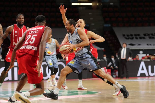 Duel between Robin Amaize Muenchen and Elias Lasisi Crailsheim GER, FC Bayern Basketball vs Hakro Merlins Crailsheim, Basketball, 1 Bundesliga, Playoffs 2020 2021, Quarterfinals Game 1, 19 05 2021, GER, FC Bayern Basketball vs Hakro Merlins Crailsheim, Basketball, 1 Bundesliga, Playoffs 2020 2021, Quarterfinals Game 1, 19 05 2021, Muenchen Copyright: xEIBNER MarcelxEngelbrechtx EP_EER
