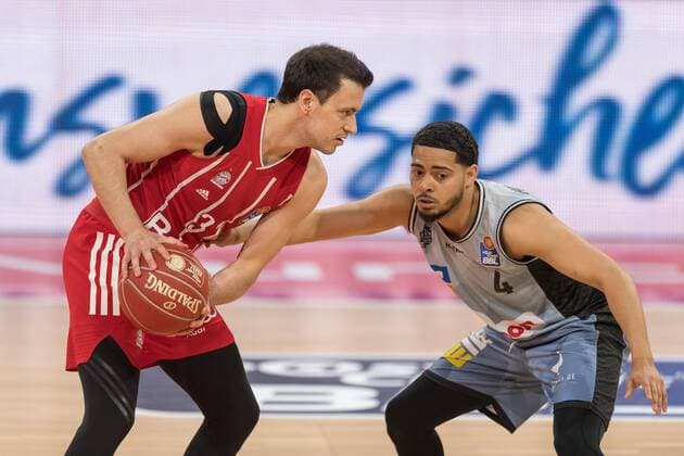 Basketball, BBL, 20210519, FC Bayern Munich Merlins Crailsheim In the picture Zan Mark SISKO FC Bayern Munich, 31 dribbling ball and Nimrod HILLIARD Merlins Crailsheim, 4 Munich Audi Dome Bayern Germany Copyright: Passion2Press MarkusxFischerx
