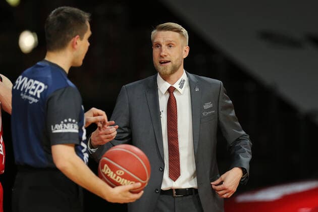 Head coach Tuomas Iisalo Crailsheim talking to the referee GER, FC Bayern Basketball vs Hakro Merlins Crailsheim, Basketball, 1 Bundesliga, Playoffs 2020 2021, Quarterfinal Game 1, 19 05 2021, GER, FC Bayern Basketball vs Hakro Merlins Crailsheim, Basketball, 1 Bundesliga, Playoffs 2020 2021, Quarterfinal Game 1, 19 05 2021, Muenchen Copyright: xEIBNER MarcelxEngelbrechtx EP_EER