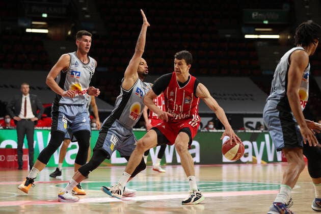 Maurice Stuckey Crailsheim tries to block Vladimir Lucic Muenchen GER, FC Bayern Basketball vs Hakro Merlins Crailsheim, Basketball, 1 Bundesliga, Playoffs 2020 2021, Quarterfinals Game 1, 19 05 2021, GER, FC Bayern Basketball vs Hakro Merlins Crailsheim, Basketball, 1 Bundesliga, Playoffs 2020 2021, Quarterfinals Game 1, 19 05 2021, Muenchen Copyright: xEIBNER MarcelxEngelbrechtx EP_EER