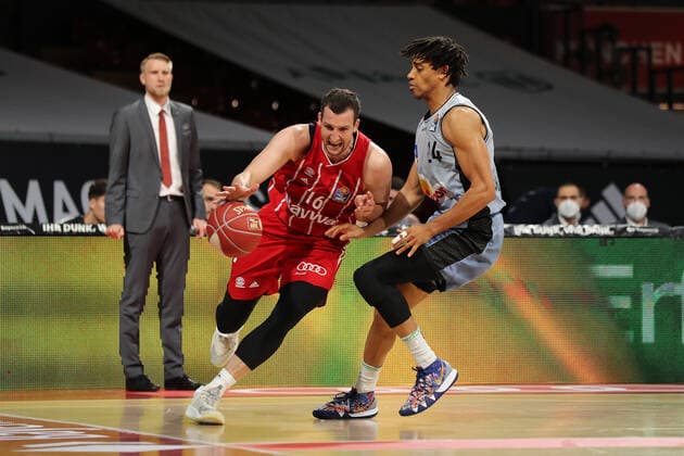 Duel between Paul Zipser Muenchen and Jeremy Jones Crailsheim GER, FC Bayern Basketball vs Hakro Merlins Crailsheim, Basketball, 1 Bundesliga, Playoffs 2020 2021, Quarterfinals Game 1, 19 05 2021, GER, FC Bayern Basketball vs Hakro Merlins Crailsheim, Basketball, 1 Bundesliga, Playoffs 2020 2021, Quarterfinals Game 1, 19 05 2021, Muenchen Copyright: xEIBNER MarcelxEngelbrechtx EP_EER