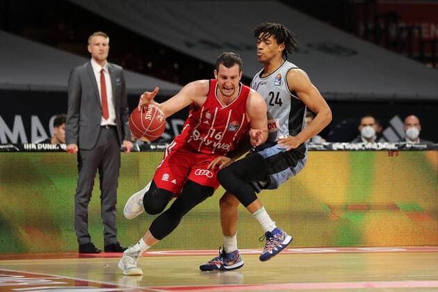 Duel between Paul Zipser Muenchen and Jeremy Jones Crailsheim GER, FC Bayern Basketball vs Hakro Merlins Crailsheim, Basketball, 1 Bundesliga, Playoffs 2020 2021, Quarterfinals Game 1, 19 05 2021, GER, FC Bayern Basketball vs Hakro Merlins Crailsheim, Basketball, 1 Bundesliga, Playoffs 2020 2021, Quarterfinals Game 1, 19 05 2021, Muenchen Copyright: xEIBNER MarcelxEngelbrechtx EP_EER