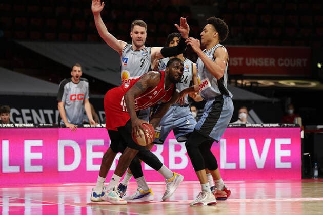Fabian Bleck, Jeremy Jones and Jamuni McNeace Crailsheim try to block Jalen Reynolds Muenchen GER, FC Bayern Basketball vs Hakro Merlins Crailsheim, Basketball, 1 Bundesliga, Playoffs 2020 2021, Quarterfinals Game 1, 19 05 2021, GER, FC Bayern Basketball vs Hakro Merlins Crailsheim, Basketball, 1 Bundesliga, Playoffs 2020 2021, Quarterfinals Game 1, 19 05 2021, Muenchen Copyright: xEIBNER MarcelxEngelbrechtx EP_EER