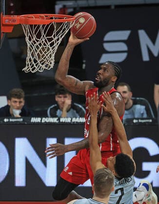 18 05 2021, BBL FC Bayern Basket vs Crailsheim, Audi Dome Muenchen, basketball, sports, pictured Jalen Reynolds FCB Basketball vs Trae Bell Haynes Merlins Crailsheim