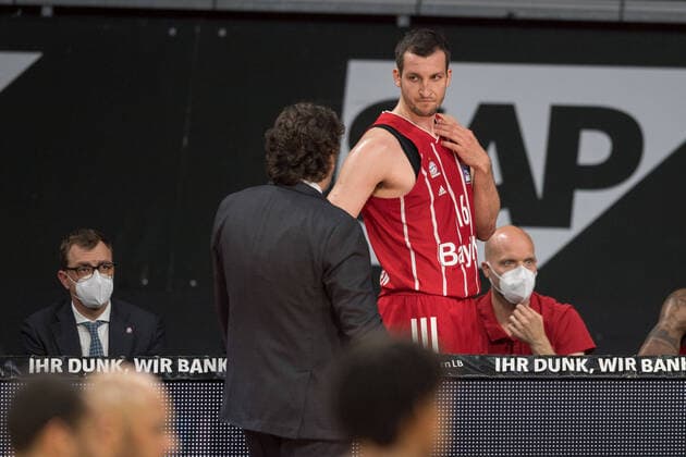 Basketball, BBL, 20210519, FC Bayern München Merlins Crailsheim In the picture Head Coach of FC Bayern München Andrea TRINCHIERI and Paul ZIPSER FC Bayern München, 16 Munich Audi Dome Bayern Germany Copyright: Passion2Press MarkusxFischerx