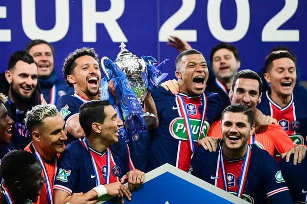 Joie des joueurs du PSG avec le trophee brandit par le capitaine Marquinhos (PSG) sur le podium Kylian Mbappe (PSG) FOOTBALL : Finale de la Coupe de France - Monaco vs PSG - 19 05 2021 JBAutissier Panoramic 