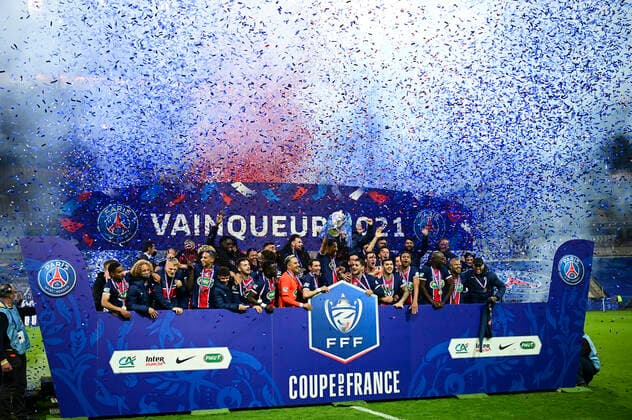 Joie des joueurs du PSG avec le trophee brandit par le capitaine Marquinhos (PSG) sur le podium Kylian Mbappe (PSG) FOOTBALL : Finale de la Coupe de France - Monaco vs PSG - 19 05 2021 JBAutissier Panoramic 