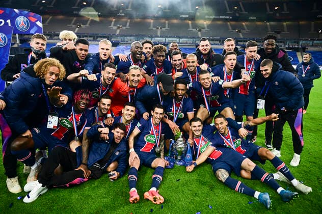 Joie des joueurs du PSG avec le trophee brandit par le capitaine Marquinhos (PSG) Kylian Mbappe (PSG) Neymar Jr (PSG) FOOTBALL : Finale de la Coupe de France - Monaco vs PSG - 19 05 2021 JBAutissier Panoramic 