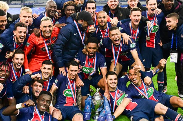 Joie des joueurs du PSG avec le trophee brandit par le capitaine Marquinhos (PSG) Kylian Mbappe (PSG) Neymar Jr (PSG) FOOTBALL : Finale de la Coupe de France - Monaco vs PSG - 19 05 2021 JBAutissier Panoramic 